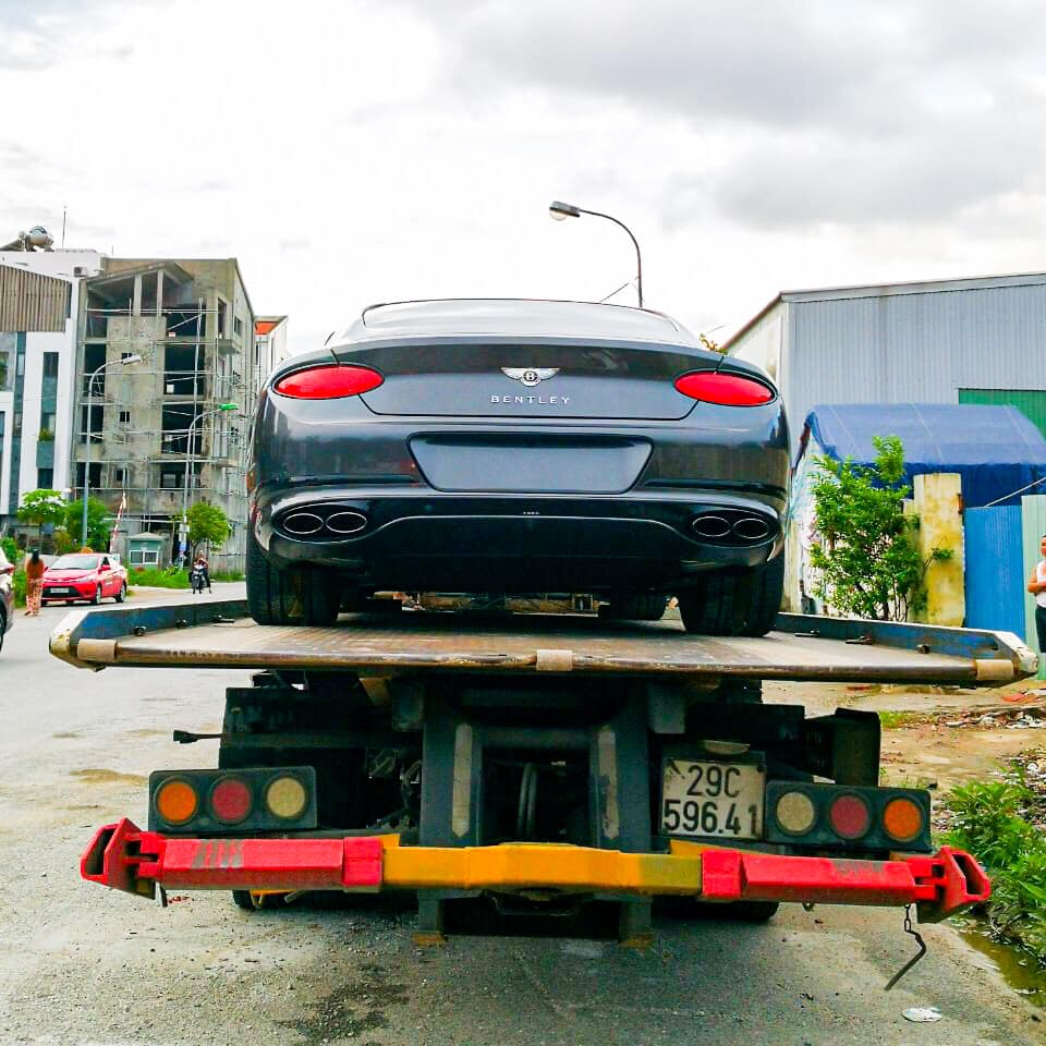 Chiếc Bentley Continental GT V8 2020 độc nhất v&ocirc; nhị tại Việt Nam được vận chuyển về Hải Ph&ograve;ng bằng xe chuy&ecirc;n dụng