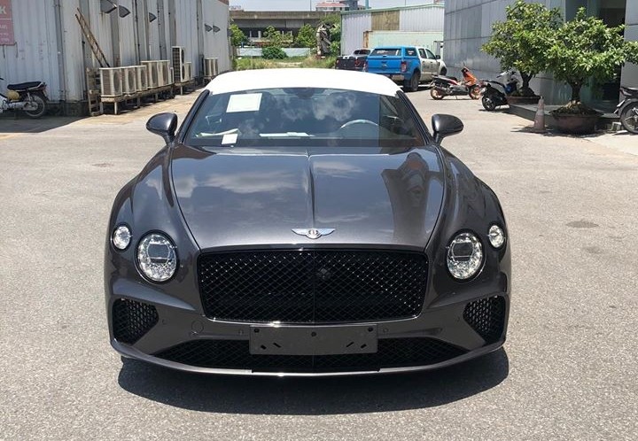 Bentley Continental GT V8 2020 nh&igrave;n trực diện đầu xe