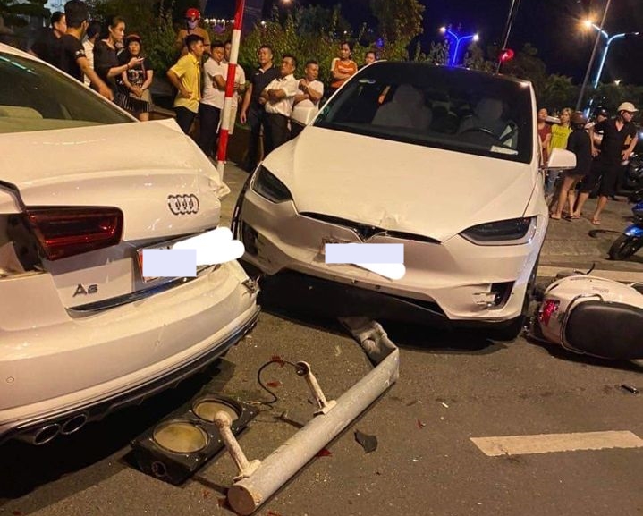 Nhiều người dân đứng xem vụ tai nạn liên hoàn giữa 2 xe ô tô đắt tiền cùng xe tay ga