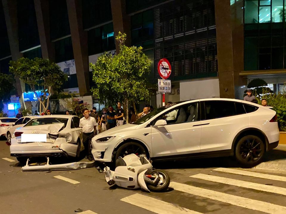 Chiếc xe Tesla Model X bị bung nẹp vòm bánh xe cùng hốc gió trước bị bể nhẹ