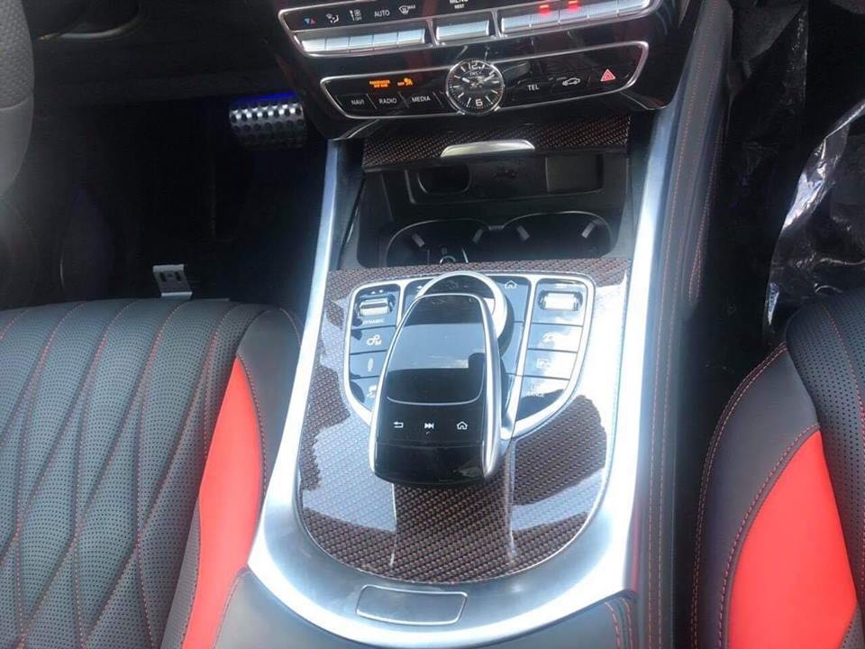 Nội thất xe c&oacute; nhiều chi tiết ốp sợi carbon đỏ