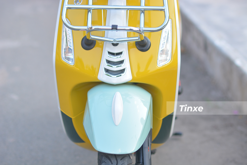 Chắn bùn phía trước của Vespa Primavera Sean Wotherspoon màu xanh ngọc rất bắt mắt đi kèm Chắn bùn phía trước của Vespa Primavera Sean Wotherspoon màu xanh ngọc rất bắt mắt đi kèm mào gà sơn trắng.