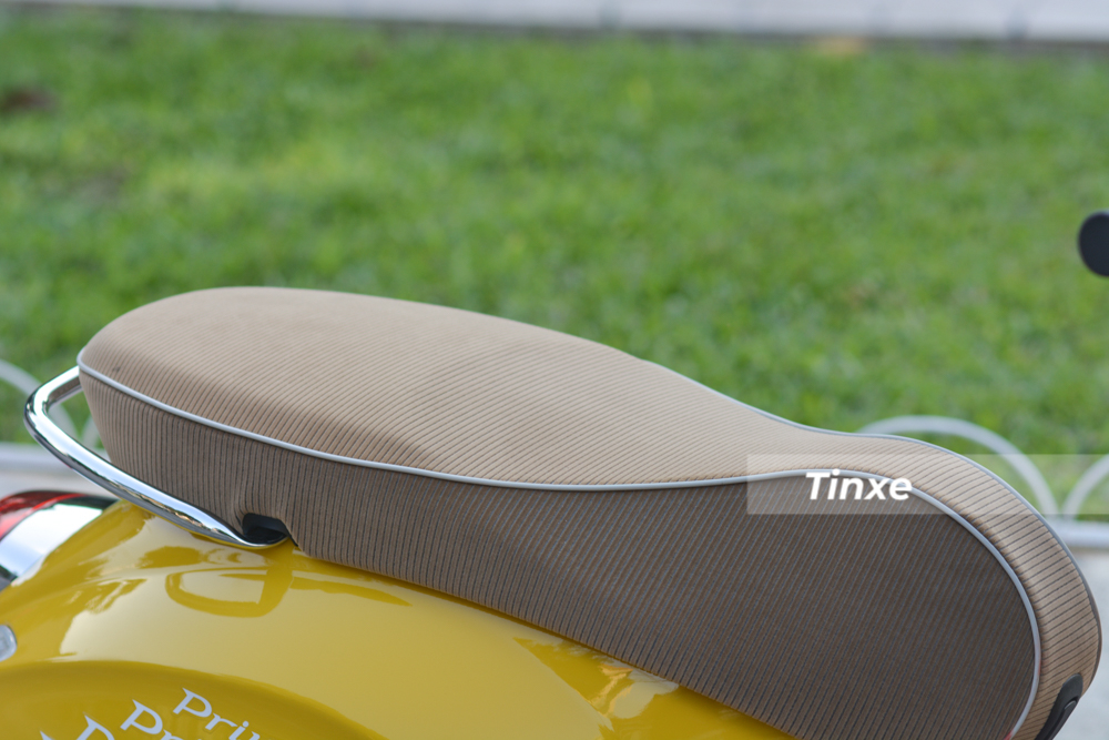 Yên của các dòng xe Vespa luôn mang đến cảm giác ngồi rất êm ái, trên mẫu xe Vespa Primavera Sean Wotherspoon còn bước sang một lịch sử khác với yên xe bằng nhung màu nâu nhạt và viền trắng chạy xung quanh Yên của các dòng xe Vespa luôn mang đến cảm giác ngồi rất êm ái, trên mẫu xe Vespa Primavera Sean Wotherspoon còn bước sang một lịch sử khác với yên xe bằng nhung màu nâu nhạt và viền trắng chạy xung quanh