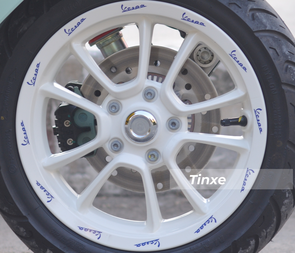 Trên mẫu xe Vespa Primavera Sean Wotherspoon được trang bị bộ mâm 5 chấu kép với nước sơn trắng dục đi kèm với đó là đề-can Vespa màu xanh dán chi tiết ngoài viền bánh xe. Trên mẫu xe Vespa Primavera Sean Wotherspoon được trang bị bộ mâm 5 chấu kép với nước sơn trắng dục đi kèm với đó là đề-can Vespa màu xanh dán chi tiết ngoài viền bánh xe.