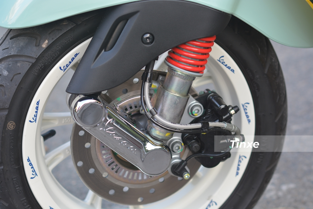 Để kìm hãm khối động cơ này, dòng xe tay ga bản giới hạn tại Việt Nam Vespa Primavera Sean Wotherspoon được trang bị phanh đĩa trước có tích hợp công nghệ chống bó cứng phanh ABS. Riêng phanh sau vẫn dạng tang trống. Để kìm hãm khối động cơ này, dòng xe tay ga bản giới hạn tại Việt Nam Vespa Primavera Sean Wotherspoon được trang bị phanh đĩa trước có tích hợp công nghệ chống bó cứng phanh ABS. Riêng phanh sau vẫn dạng tang trống.