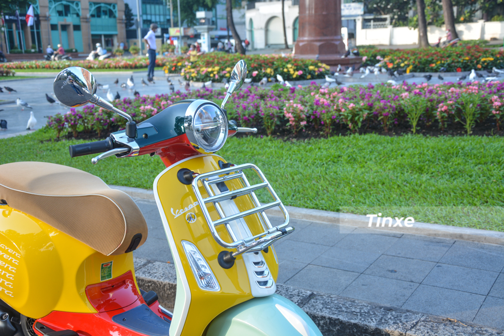 Tiếp đến là phần mặt nạ trước của Vespa Primavera Sean Wotherspoon chọn tông màu vàng làm điểm nhấn với chi tiết Tiếp đến là phần mặt nạ trước của Vespa Primavera Sean Wotherspoon chọn tông màu vàng làm điểm nhấn với chi tiết cà vạt của xe được hoàn thành màu trắng. Bên phải của xe có dòng chữ Vespa màu trắng trên nền vàng và chữ ký SW.