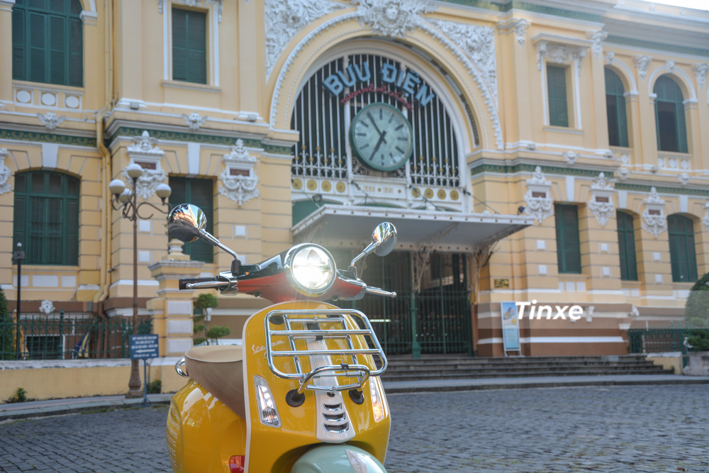 Về hệ thống chiếu sáng trên Vespa Primavera phiên bản Sean Wotherspoon, xe sở hữu đèn pha LED thiết kế hai tầng với 3 chế độ sáng, 2 chế độ quen thuộc vẫn là chiếu gần và chiếu xa, chế độ thứ 3 chính là đèn passing. Công tắc của đèn đá pha này vẫn được tích hợp trên nút chỉnh điện và chỉ cần kéo cần gạt về hết bên phải sẽ sử dụng được đèn passing. Về hệ thống chiếu sáng trên Vespa Primavera phiên bản Sean Wotherspoon, xe sở hữu đèn pha LED thiết kế hai tầng với 3 chế độ sáng, 2 chế độ quen thuộc vẫn là chiếu gần và chiếu xa, chế độ thứ 3 chính là đèn passing. Công tắc của đèn đá pha này vẫn được tích hợp trên nút chỉnh điện và chỉ cần kéo cần gạt về hết bên phải sẽ sử dụng được đèn passing.
