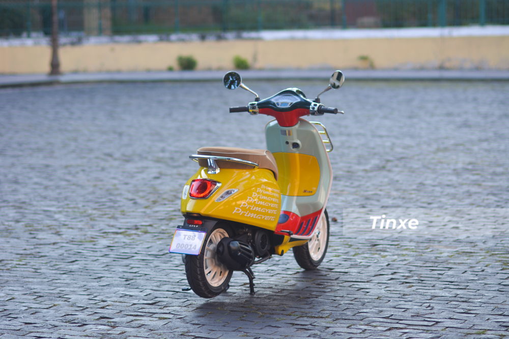 Hai thùng bên hông xe Vespa Primavera Sean Wotherspoon được sơn màu vàng nổi bật với logo Vespa và Primavera xuất hiện 2 bên. Riêng dòng chữ Primavera được xếp từ nhỏ đến lớn rất cá tính Hai thùng bên hông xe Vespa Primavera Sean Wotherspoon được sơn màu vàng nổi bật với logo Vespa và Primavera xuất hiện 2 bên. Riêng dòng chữ Primavera được xếp từ nhỏ đến lớn rất cá tính