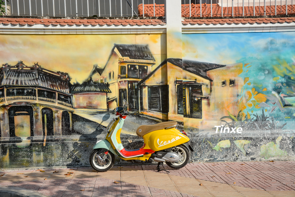 Trong đó, màu áo chủ đạo của Vespa Primavera Sean Wotherspoon chính là vàng cùng với đó là các Trong đó, màu áo chủ đạo của Vespa Primavera Sean Wotherspoon chính là vàng cùng với đó là các vệ tinh xung quanh như đỏ, xanh lá, trắng, xanh dương hay xanh ngọc và nâu nhạt đã giúp tổng thể bộ áo của Vespa Primavera Sean Wotherspoon trở nên lạ mắt và dễ dàng tạo được sự chú ý mỗi khi xuất hiện trên đường phố.