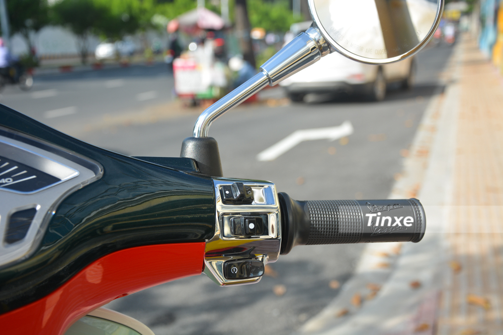 Cụm tay lái của Vespa Primavera Sean Wotherspoon được mạ crôm bóng loáng. Cụm tay lái của Vespa Primavera Sean Wotherspoon được mạ crôm bóng loáng.