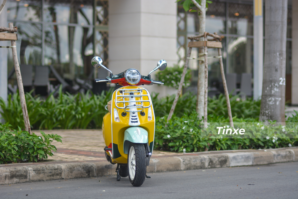 Dòng xe tay ga Vespa Primavera có thêm phiên bản đặc biệt do nhà thiết kế Sean Wotherspoon đến từ Mỹ tạo ra bộ áo nhiều màu sắc rất nổi bật. Dòng xe tay ga Vespa Primavera có thêm phiên bản đặc biệt do nhà thiết kế Sean Wotherspoon đến từ Mỹ tạo ra bộ áo nhiều màu sắc rất nổi bật.