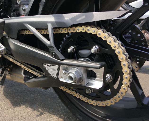 Bộ x&iacute;ch tải k&iacute;ch cỡ 525 hiện đang được trang bị nguy&ecirc;n bản tr&ecirc;n BMW S1000RR 2020