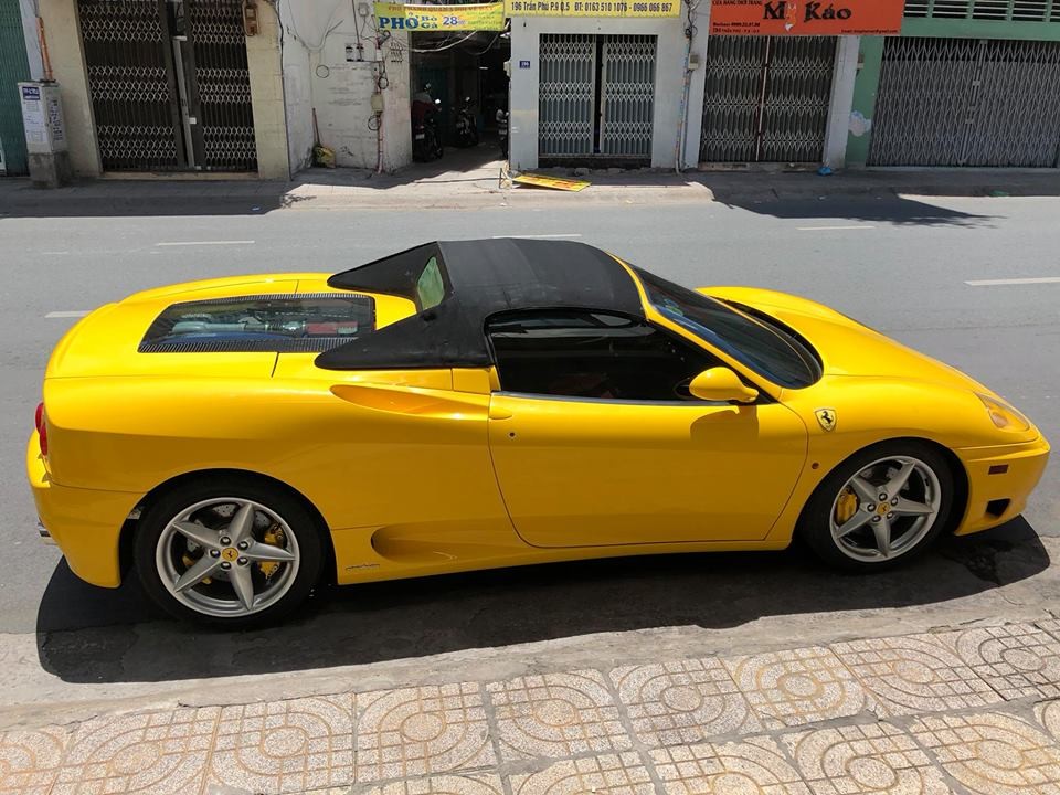 Ferrari 360 Spider sử dụng mui xếp mềm