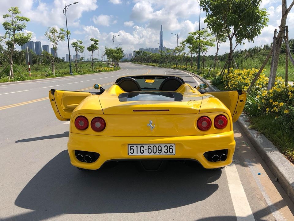 Thiết kế của si&ecirc;u xe Ferrari 360 Spider nh&igrave;n từ ph&iacute;a sau