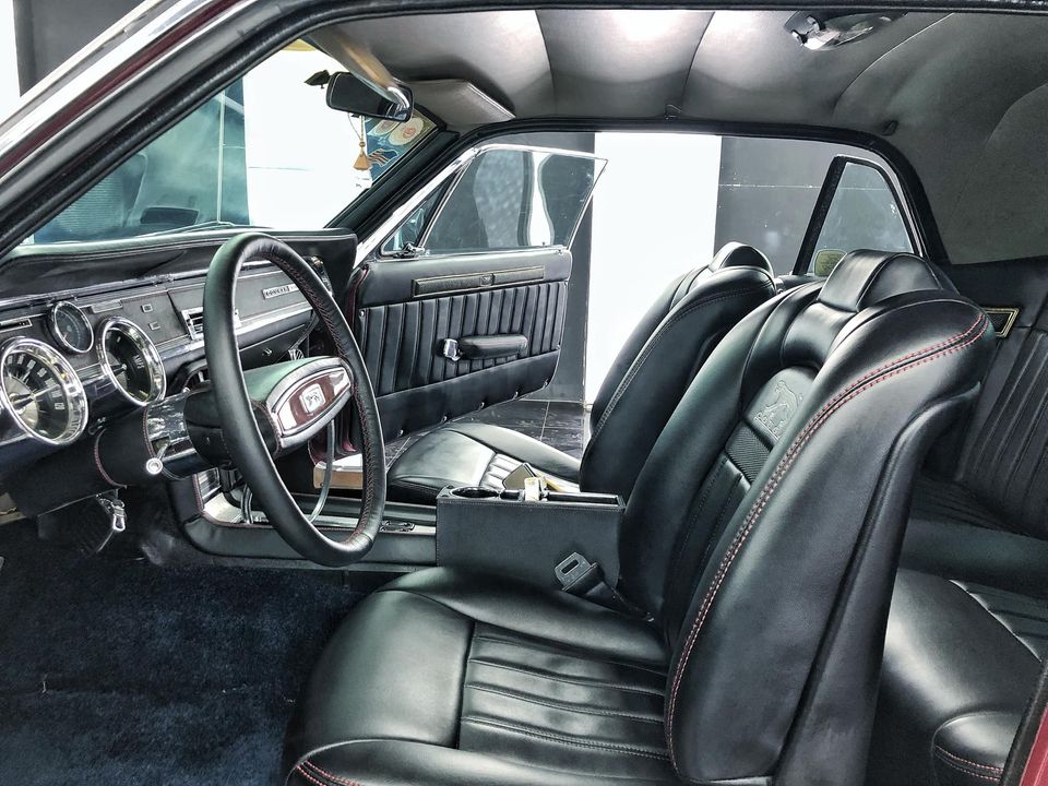 Nội thất xe Mercury Cougar của Binz