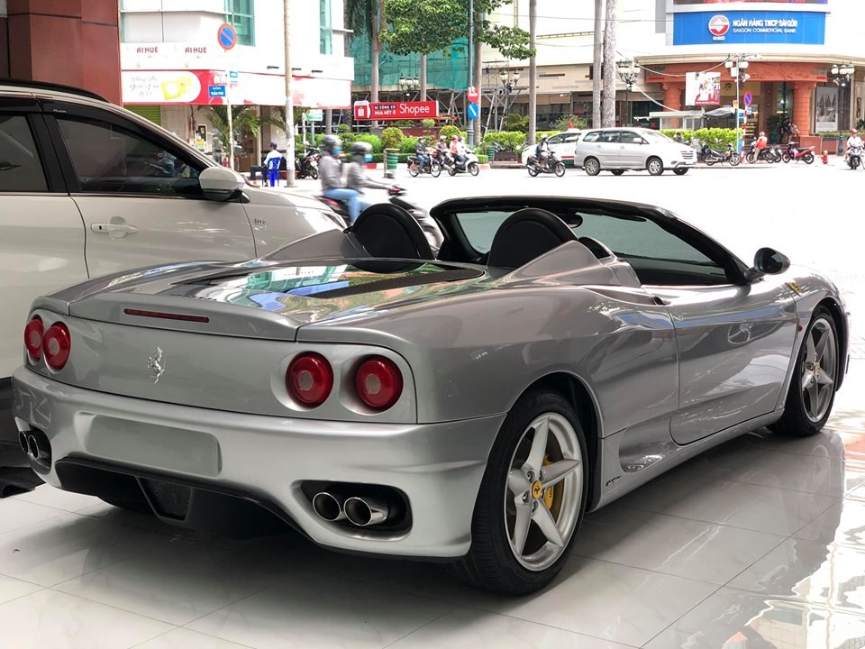 Sau khi được sơn từ đỏ sang v&agrave;ng nay chiếc Ferrari 360 Spider lại được sơn th&agrave;nh m&agrave;u bạc