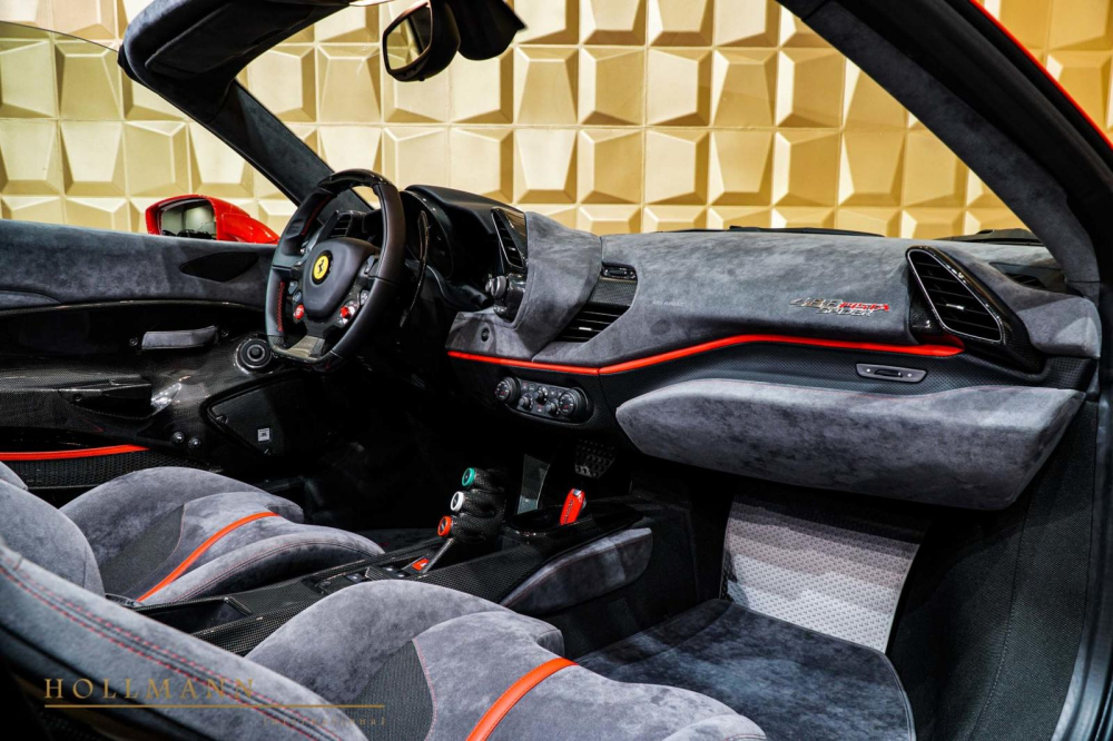 Nói về 488 Pista Spider, đây là chiếc Ferrari mui trần thứ 50 của hãng siêu xe đến từ Ý và cũng đồng thời là ngựa chiến mui trần có khối động cơ V8 mạnh nhất trong lịch sử của hãng Ferrari. 