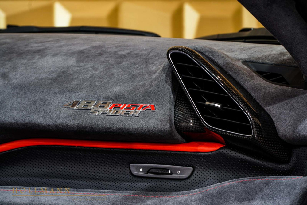 Hệ truyền động của Ferrari 488 Pista Spider chính là khối động cơ V8, dung tích 3.9 lít, tăng áp kép như phiên bản tiêu chuẩn nhưng sản sinh công suất tối đa lên đến 720 mã lực tại vòng tua máy 8.000 vòng/phút và mô-men xoắn cực đại 770 Nm tại vòng tua máy 3.000 vòng/phút.