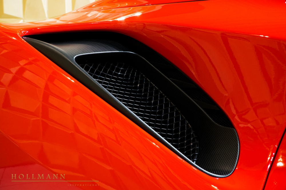 Nếu so sánh với Ferrari 488 Spider, rõ ràng 488 Pista Spider được bơm thêm 39 mã lực ở công suất và con số này ấn tượng hơn rất nhiều khi tăng 113 mã lực nếu so với người tiền nhiệm, siêu xe 458 Speciale Aperta chỉ có đúng 499 chiếc được sản xuất.