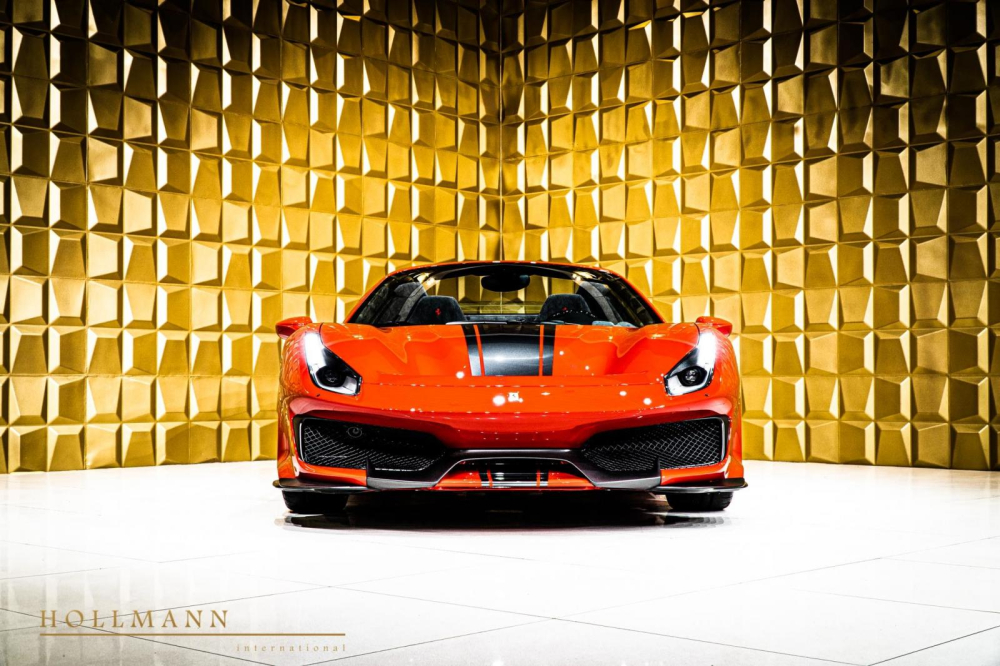 Trước khi bắt đầu dây chuyền sản xuất cho siêu xe hoàn toàn mới là Ferrari F8 Tributo, hãng xe Ý đã cho ra mắt chiếc siêu xe mui trần Ferrari 488 Pista Spider như một lời kết cho dòng siêu xe Ferrari 488 sau 5 năm có mặt trên thị trường.