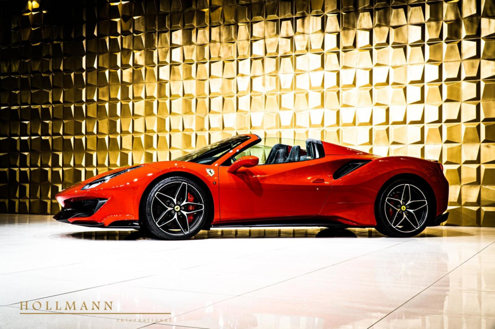 Cụ thể, một chiếc siêu xe mui trần Ferrari 488 Pista Spider hàng lướt đã được đại lý Hollmann International ở Đức chào bán với giá 545.200 Euro, tương đương 642.000 đô la hay 14,8 tỷ đồng, mức giá này đã bao gồm VAT.