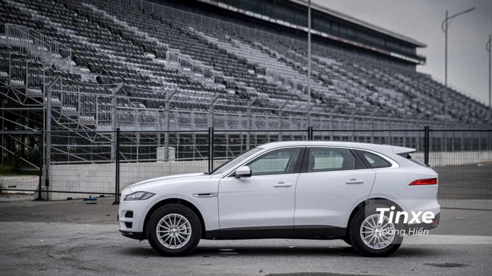 Không thể phủ nhận những đường nét thể thao rất đặc trưng của Jaguar trên chiếc Jaguar F-Pace. Không thể phủ nhận những đường nét thể thao rất đặc trưng của Jaguar trên chiếc Jaguar F-Pace.