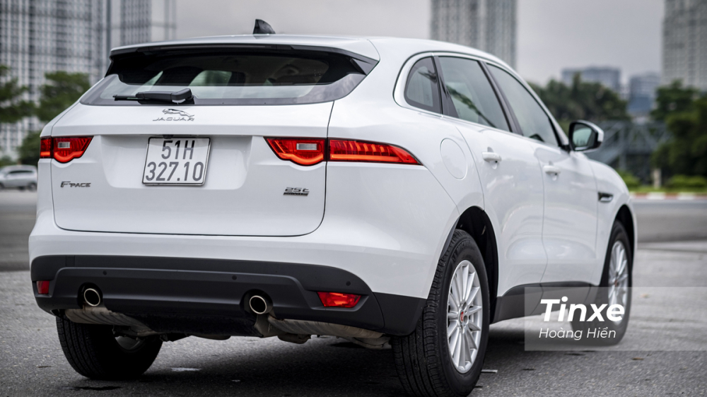 Cặp ống xả kép được bố trí gọn gàng va tính tế phía sau Jaguar F-Pace. Cặp ống xả kép được bố trí gọn gàng va tính tế phía sau Jaguar F-Pace.