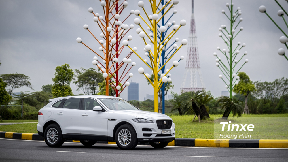 Khoảng sáng gầm 213mm và khả năng lội nước 500mm khiến Jaguar F-Pace là chiếc SUV thể thao hạng sang đa dụng được nhiều người quan tâm. Khoảng sáng gầm 213mm và khả năng lội nước 500mm khiến Jaguar F-Pace là chiếc SUV thể thao hạng sang đa dụng được nhiều người quan tâm.
