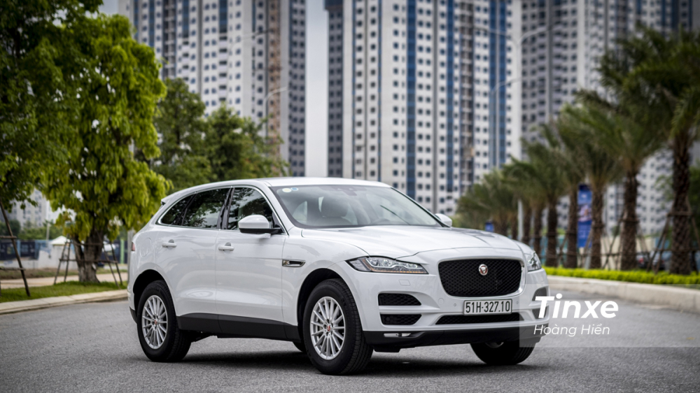 Jaguar F-Pace có kích thước lớn hơn các đối thủ cùng phân khúc và tiệm cận những mẫu xe SUV cỡ lớn. Jaguar F-Pace có kích thước lớn hơn các đối thủ cùng phân khúc và tiệm cận những mẫu xe SUV cỡ lớn.