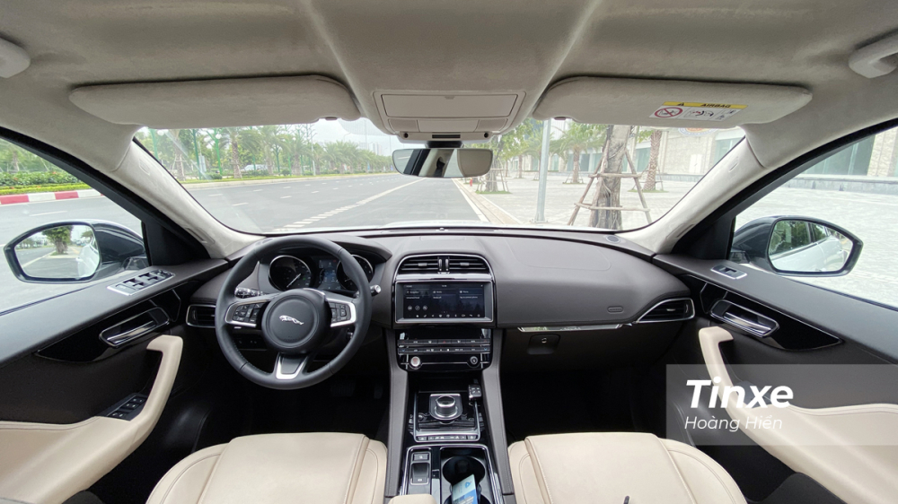 Nội thất của Jaguar F-Pace đơn giản nhưung tinh tế và tiện nghi. Nội thất của Jaguar F-Pace đơn giản nhưung tinh tế và tiện nghi.