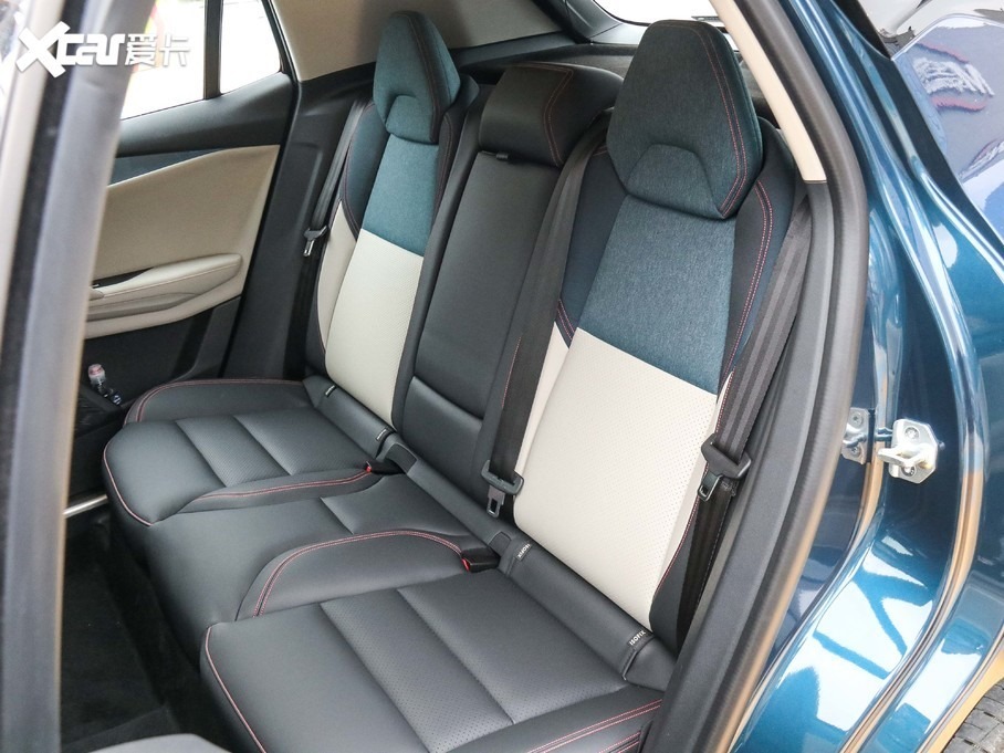 Ghế ngồi ph&iacute;a sau&nbsp;của Lynk & Co 06