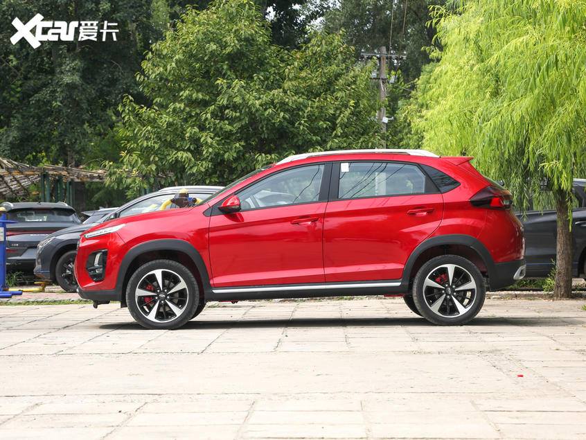 Nh&igrave;n từ b&ecirc;n sườn,&nbsp;Chery Tiggo 3x Plus tr&ocirc;ng kh&aacute; bắt mắt