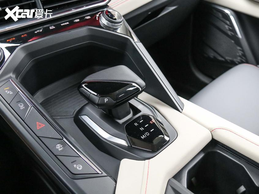 Cận cảnh cụm điều khiển trung t&acirc;m của Lynk & Co 06