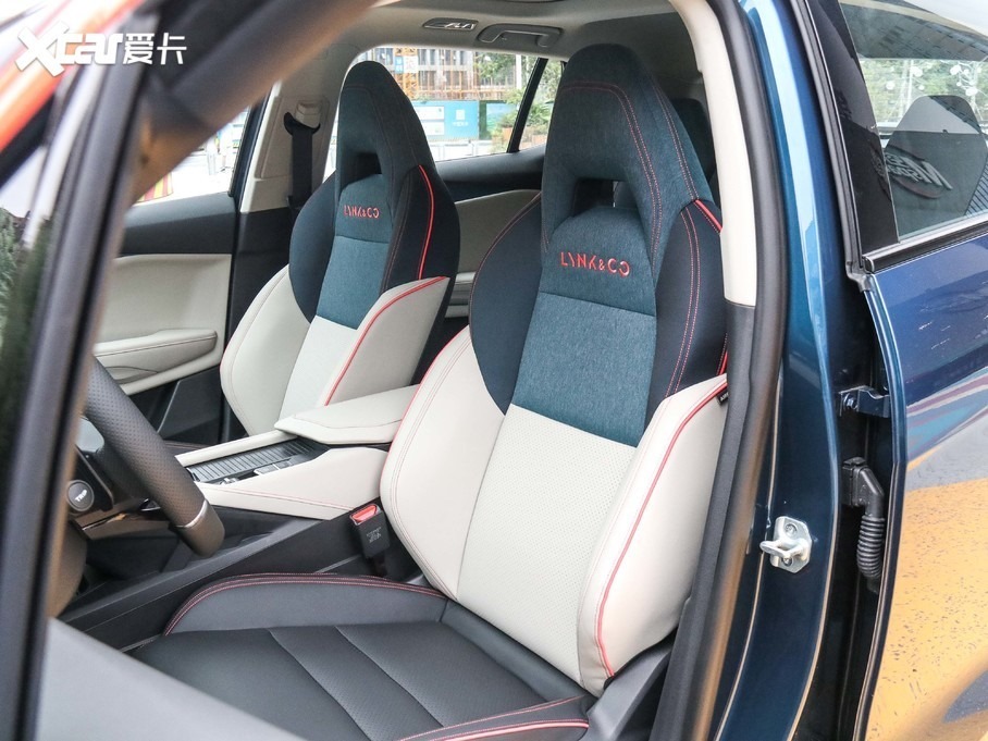 Ghế ngồi ph&iacute;a trước của Lynk & Co 06