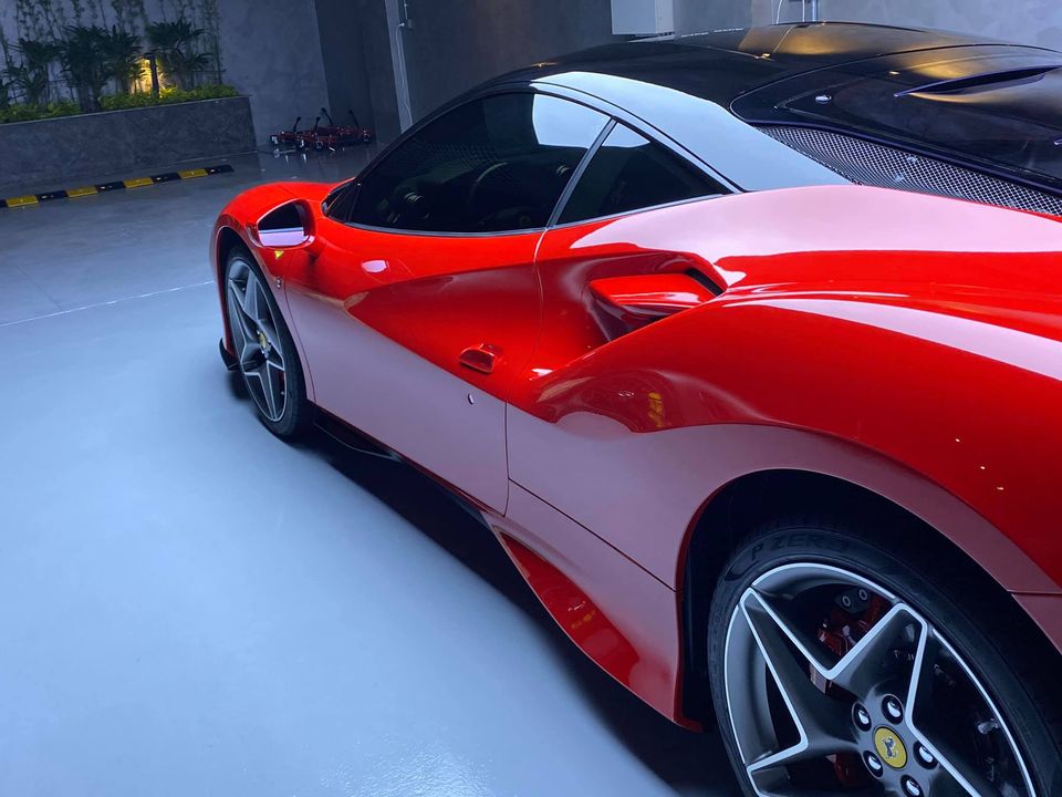Chi tiết này chính là phần nóc xe Ferrari F8 Tributo được dán thêm đề-can màu đen