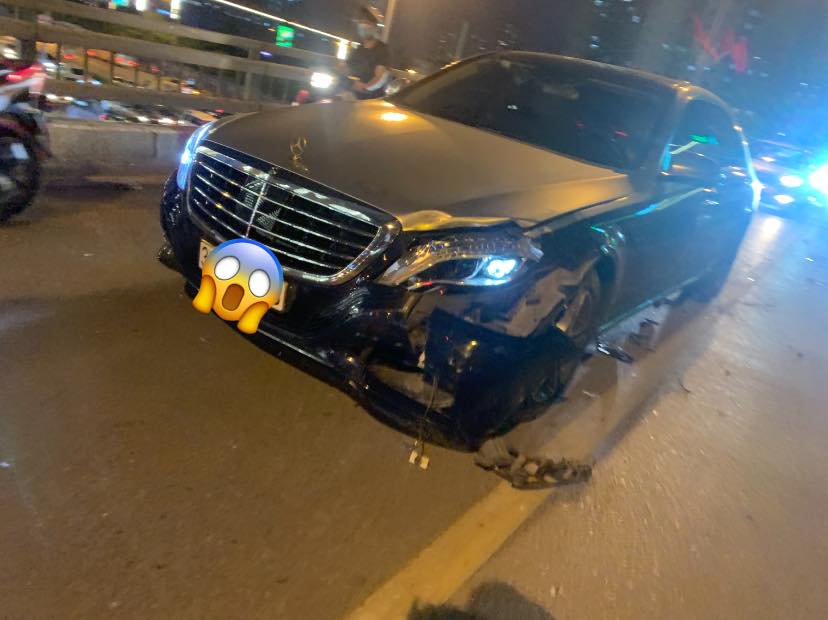 V&agrave; cả chiếc xe sang Mercedes-Benz S400 khiến cư d&acirc;n mạng kh&oacute; hiểu v&igrave; sao Mazda CX lại g&atilde;y trục b&aacute;nh trước