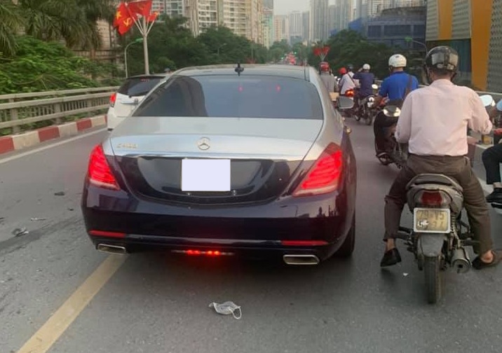 Phần đu&ocirc;i xe Mercedes-Benz S400 kh&ocirc;ng bị hư hỏng n&agrave;o