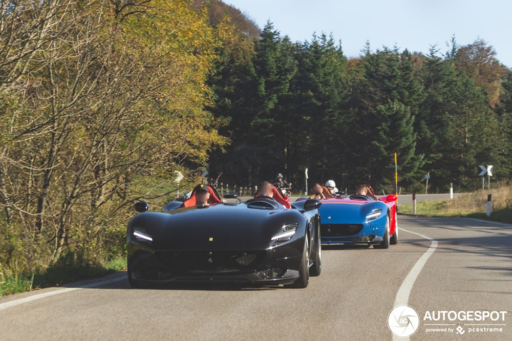 Hai chiếc Ferrari Monza SP di chuyển c&ugrave;ng nhau