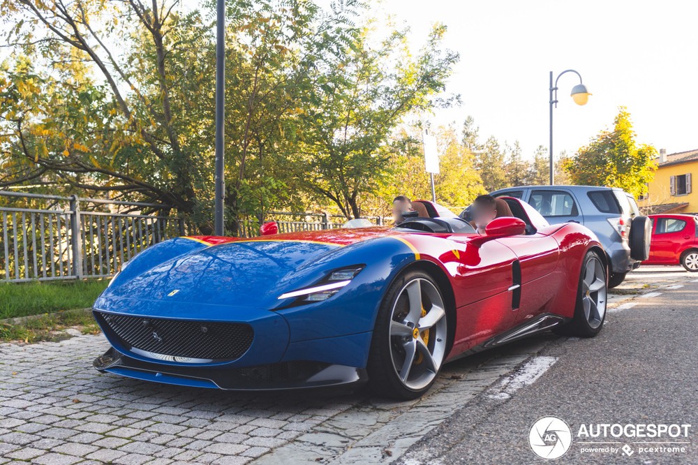 Ferrari Monza SP2 m&agrave;u xanh-đỏ lạ mắt