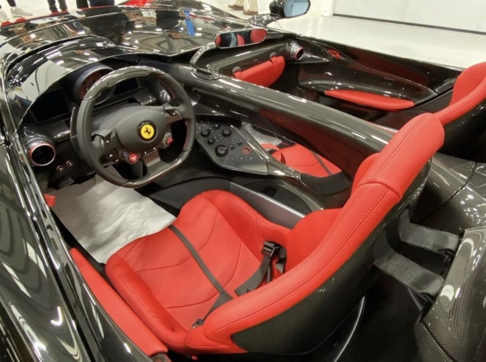 Khoang l&aacute;i của một chiếc Ferrari Monza SP2 với 2 chỗ ngồi