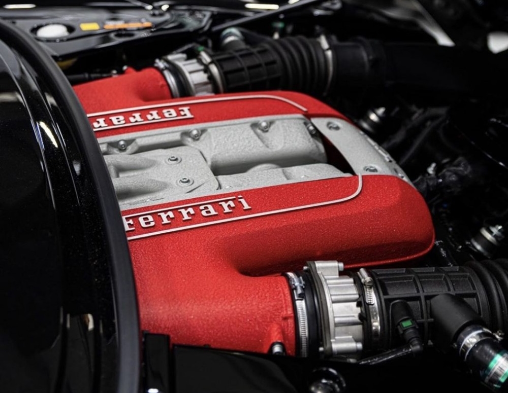 Động cơ của si&ecirc;u xe mui trần Ferrari Monza