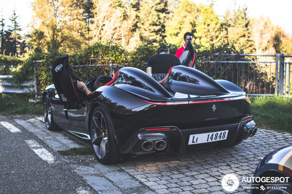 Thiết kế cửa xe của Ferrari Monza SP