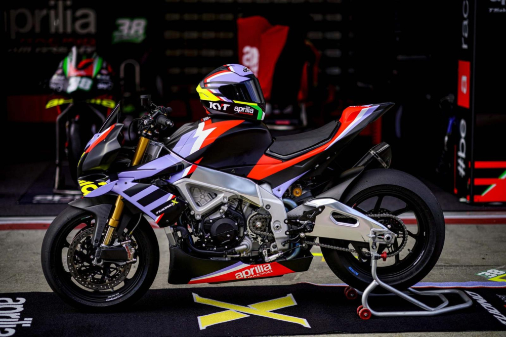 Kh&aacute;ch h&agrave;ng mua xe Aprilia Tuono V4 X sẽ được tặng k&egrave;m mũ bảo hiểm fullface KYT NX