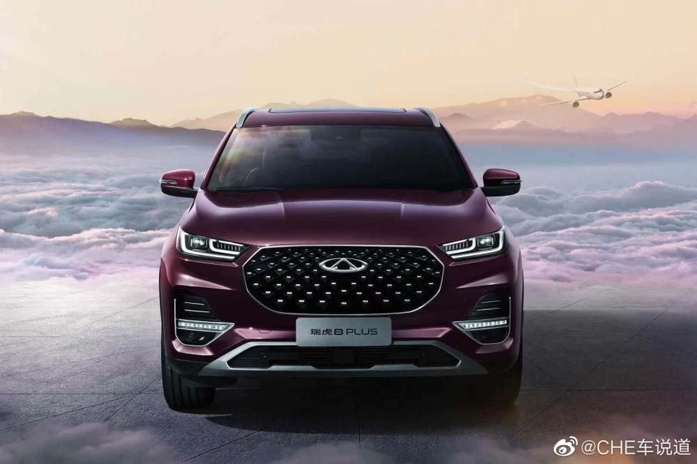 Nh&igrave;n trưc diện đầu xe&nbsp;Chery Tiggo 8 Plus, ta thấy n&oacute; c&oacute; lưới tản nhiệt lớn, đ&egrave;n pha LED c&ugrave;ng hốc gi&oacute; ph&iacute;a dưới
