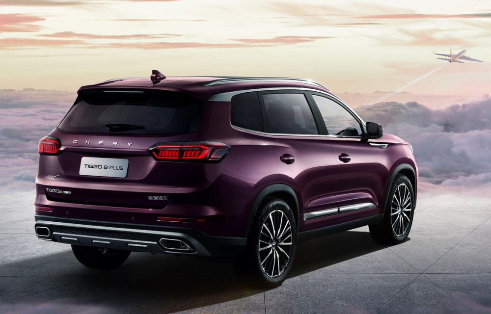Xe c&oacute; trang bị bộ la-zăng 19 inch kh&aacute; lớn v&agrave; những thanh ốp trang tr&iacute; bằng cr&ocirc;m