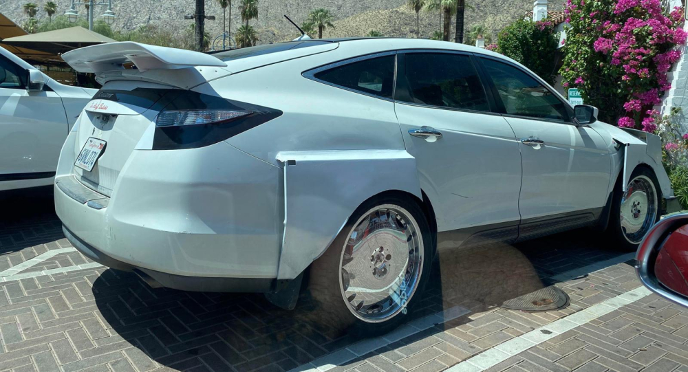 Phía sau của chiếc Honda Crosstour mang body kit nhái theo Lamborghini Urus