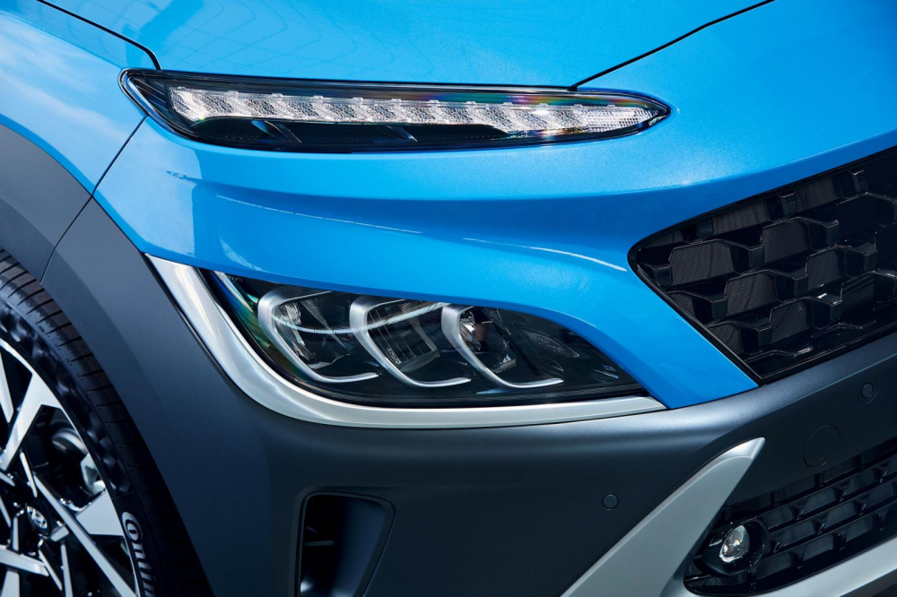 Cận cảnh dải đ&egrave;n LED định vị ban ng&agrave;y v&agrave; đ&egrave;n pha mới của Hyundai Kona 2021