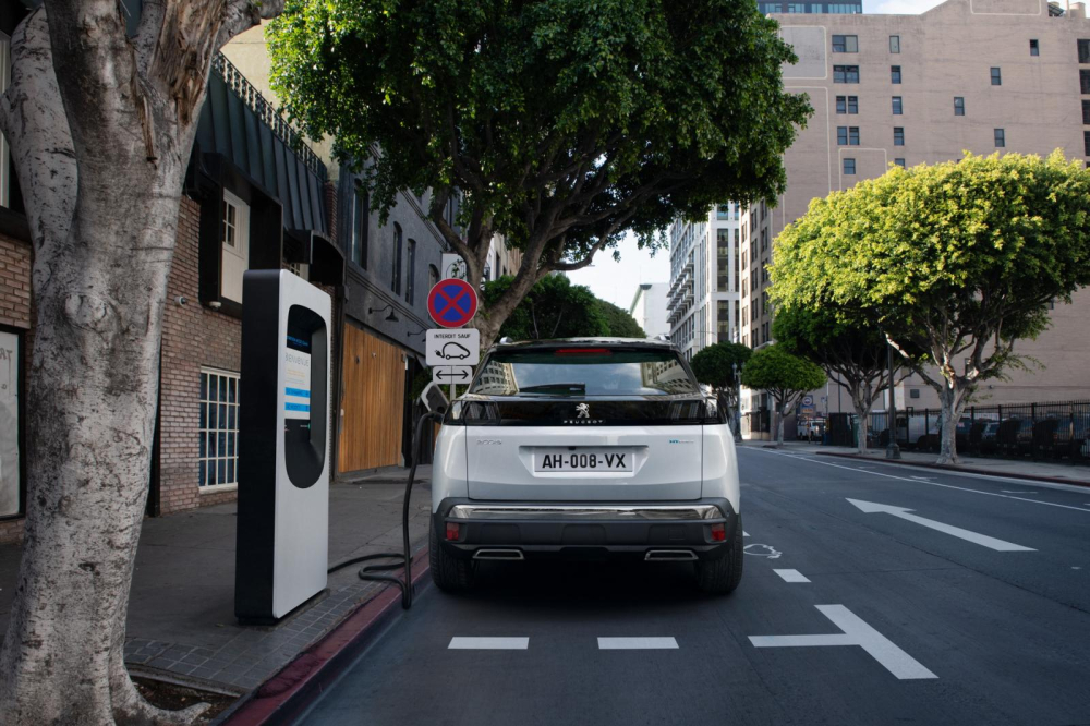 Peugeot 3008 2020 c&oacute; 2 phi&ecirc;n bản plug-in hybrid mới