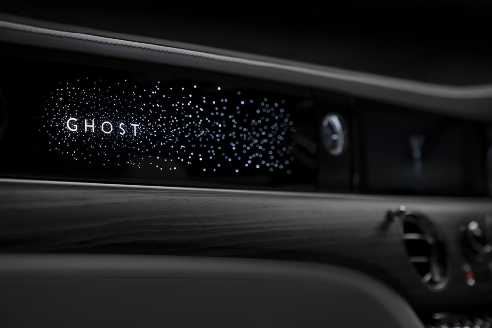 Bầu trời sao tr&ecirc;n mặt t&aacute;p-l&ocirc; của Rolls-Royce Ghost 2021