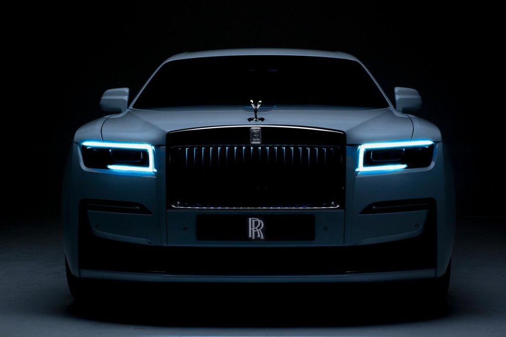 Lưới tản nhiệt của Rolls-Royce Ghost 2021 c&oacute; thể ph&aacute;t s&aacute;ng trong đ&ecirc;m